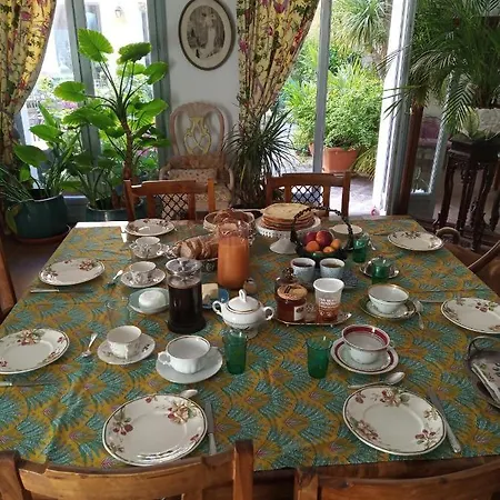 Alojamento de Acomodação e Pequeno-almoço D'hôtes La Grenade Bleue