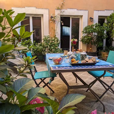 D'hôtes La Grenade Bleue Alojamento de Acomodação e Pequeno-almoço 4*